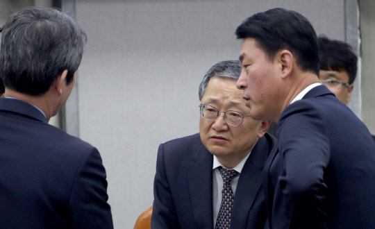 김재경(왼쪽 두번째) 헌정특위 위원장이 9일 국회에서 열린 헌법개정 및 정치개혁 특별위원회 전체회의에서 더불어민주당 간사인 이인영 의원(첫번째)과 자유한국당 간사인 황영철 의원(세번째)과 대화하고 있다.  연합뉴스